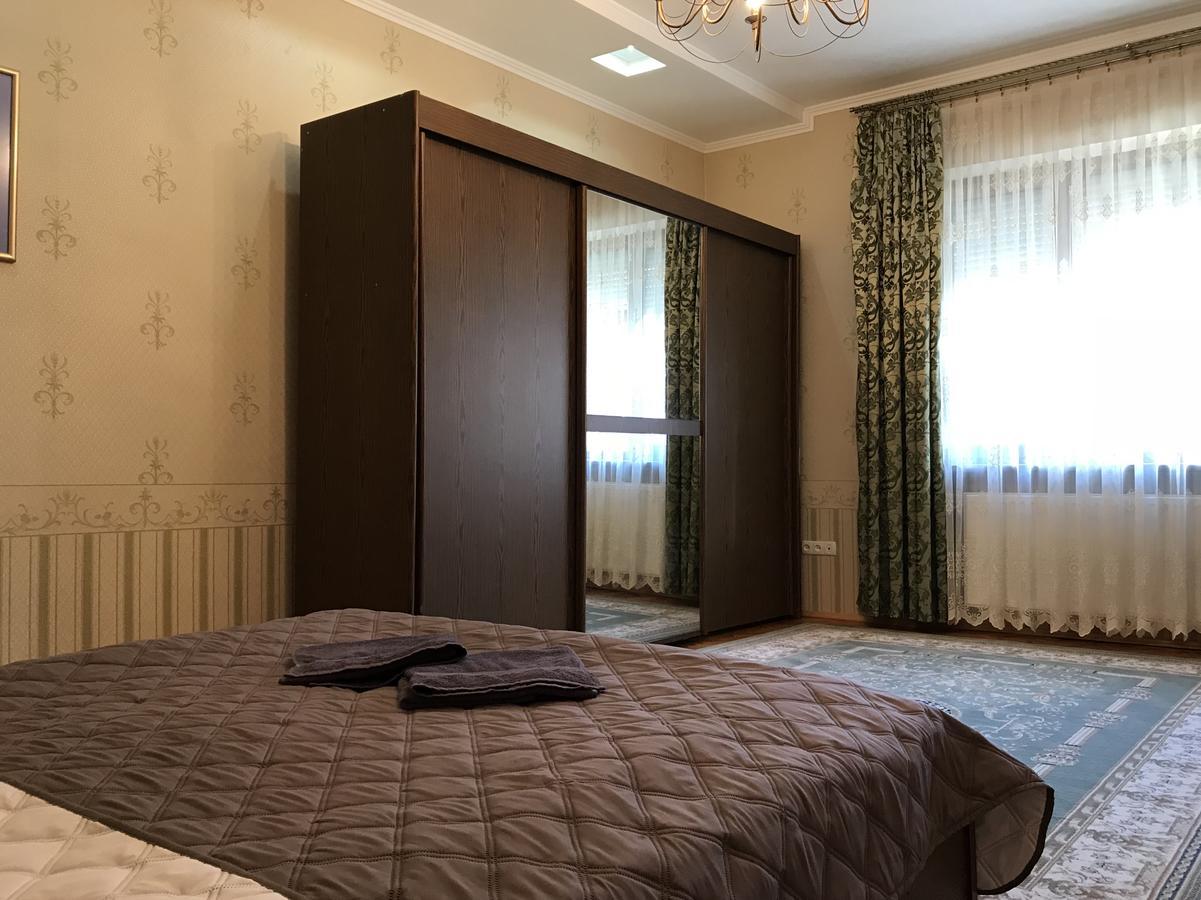 Large Apartment In The City Center Мукачево Экстерьер фото