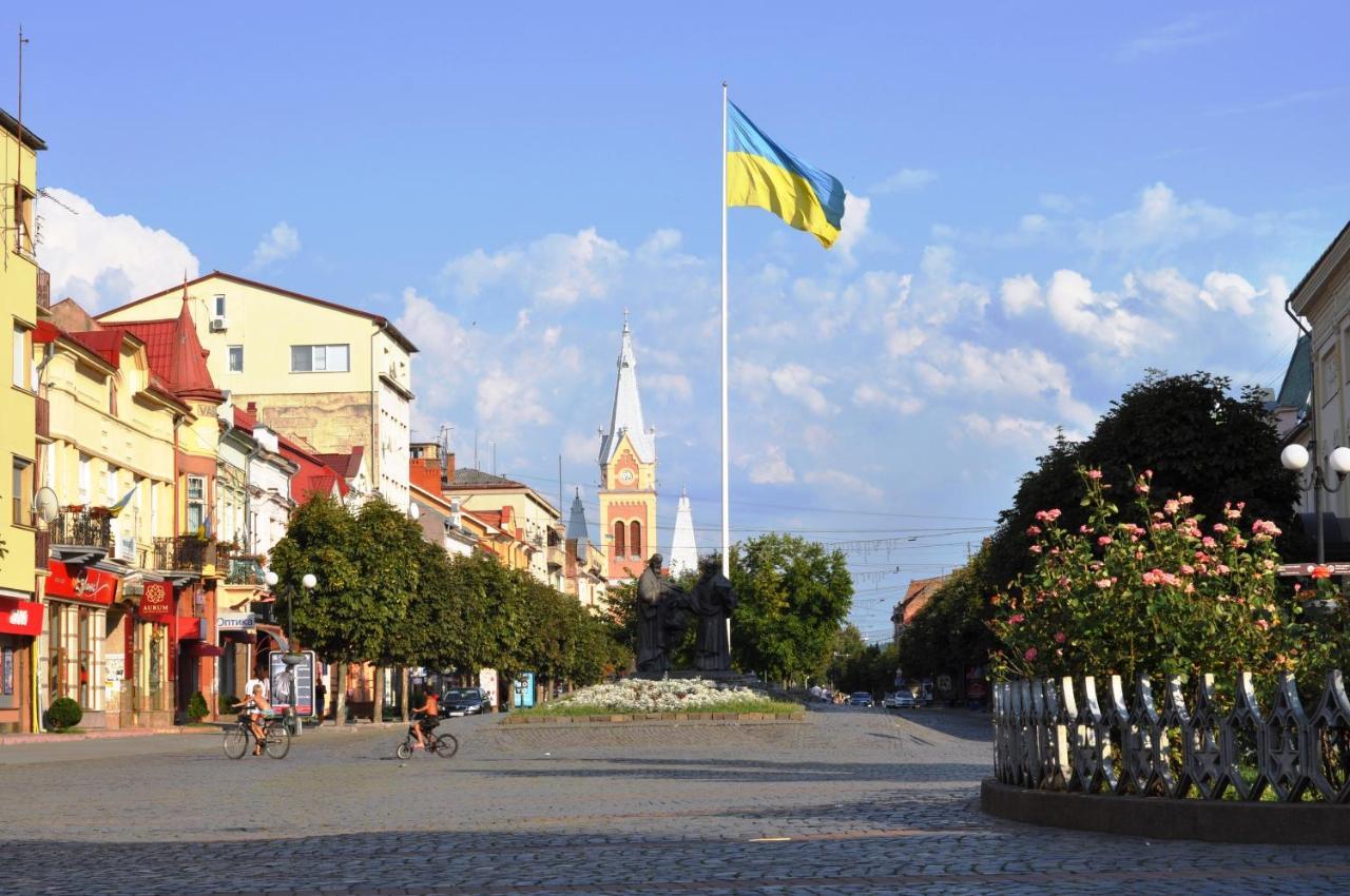 Large Apartment In The City Center Мукачево Экстерьер фото